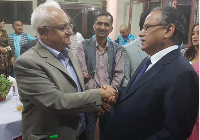जीवनमै पहिलोचोटि प्रचण्ड र कनकमणिले हात मिलाए !