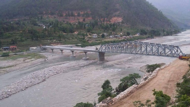 गति लिंदै पुष्पलाल–मध्यपहाडी लोकमार्ग