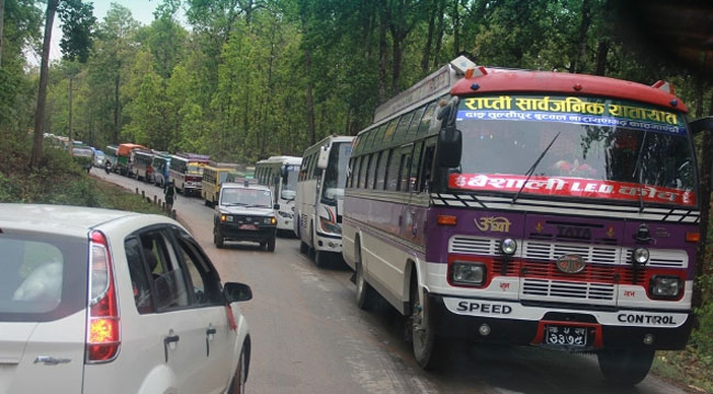 पहिरोका कारण मुग्लिन–नारायणगढ सडक अवरुद्ध