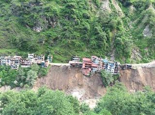 भोटेकोसी नदीमा लिपिङ बजार बग्यो, दुईसय घर उच्च जोखिममा
