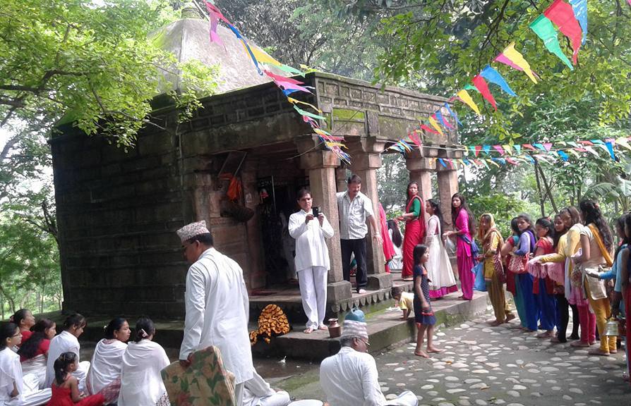 २०७३ सालको साउन महिनाको पहिलो सोमबारका दिन भगवान शिबजीको पुजा–आरधनाका लागी स्थानीय शिब मन्दिरमा लाईम लागेका भक्क्तजनहरु । तस्विरः मिलन श्