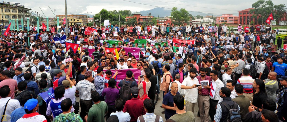 ओलीको पक्षमा माइतीघरमा युवाहरु (फोटो फिचर)