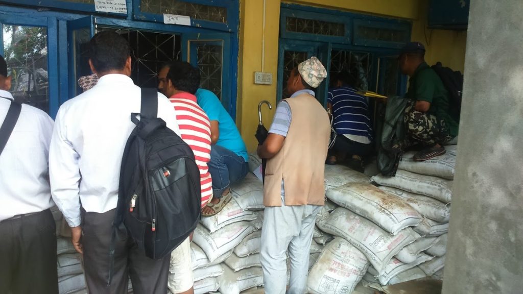 नगरपालिकामा सेवाग्राहीलाई सास्ती, कर्मचारीलाई मस्ती