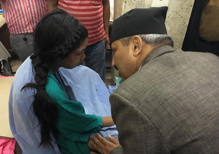 घाईते विद्यार्थी भेट्न मन्त्री अस्पतालमा