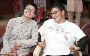 झमक स‌ँग रोजिता (बाँया)