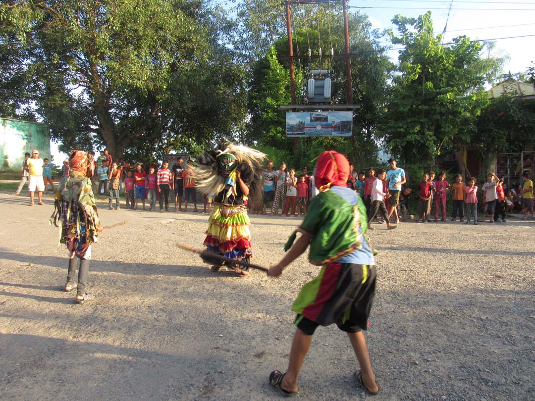 लाखे नाँच नाच्दै