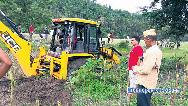 सार्वजनिक जग्गा बाँड्दै माओवादी