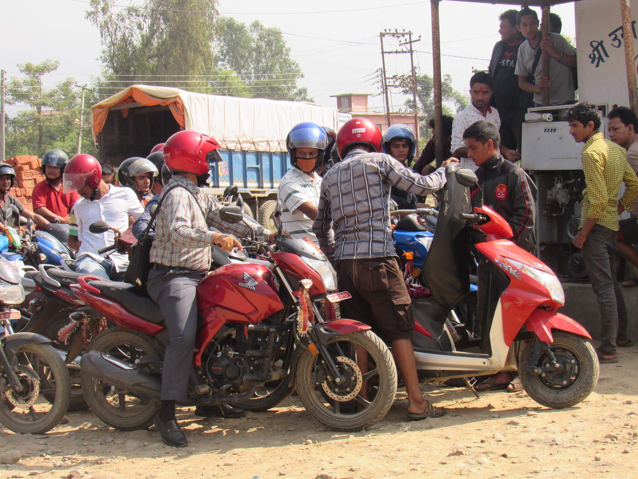 सुर्खेतमा पेट्रोलको अभाव