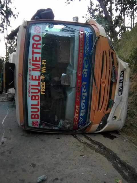 बस सडकमा पल्टिदा सुर्खेत-दैलख सडक अवरुद्ध