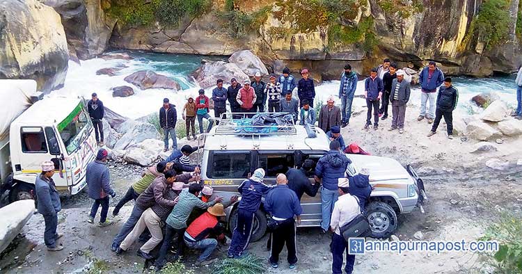 कर्णाली राजमार्गको सास्ती: यात्रुले नै धकेल्नुपर्छ गाडी