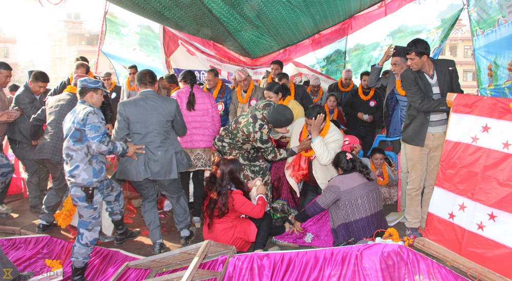 कांग्रेस मन्त्रीसहित वरिष्ठ नेताहरु बसेको मञ्च भत्कियो