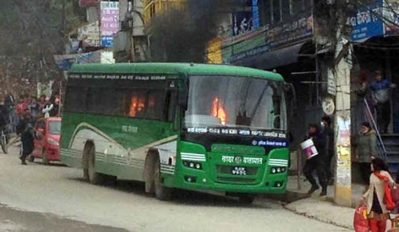 विप्लव माओवादीका कार्यकर्ताले जलाए साझा बस