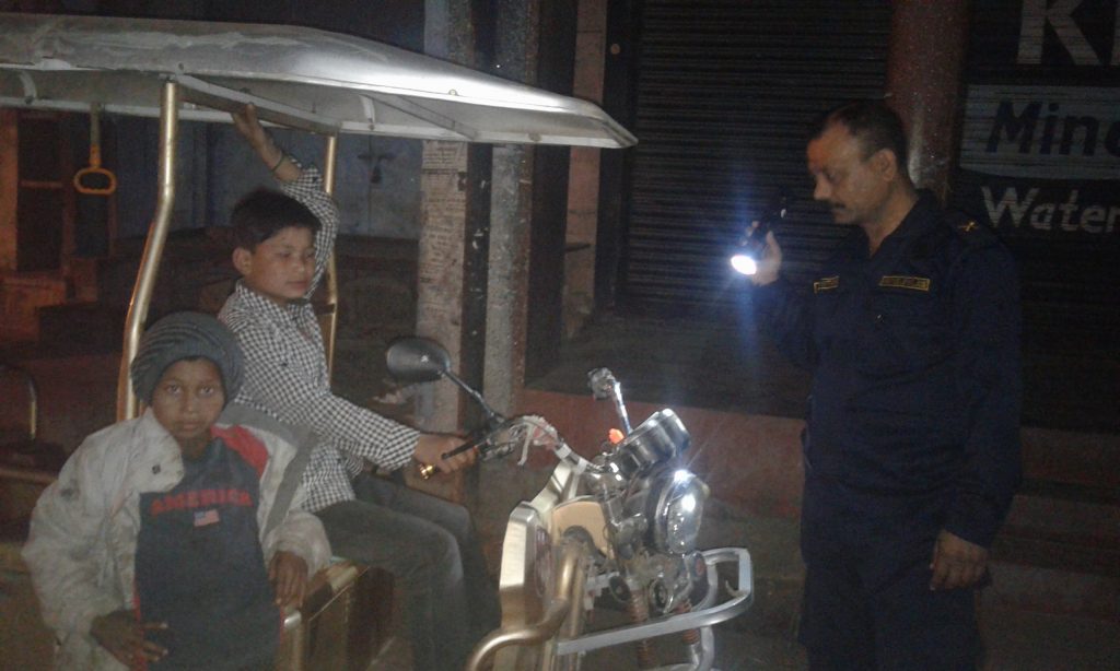 रिक्सा चलाएर ६ जनाको परिवार पाल्दै १३ बर्षे बालक