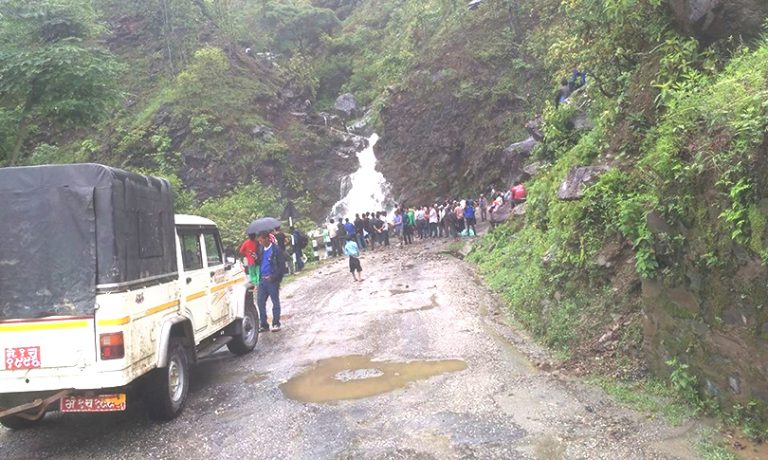 कर्णाली राजमार्ग अबरुद्ध, यात्रुहरू अलपत्र