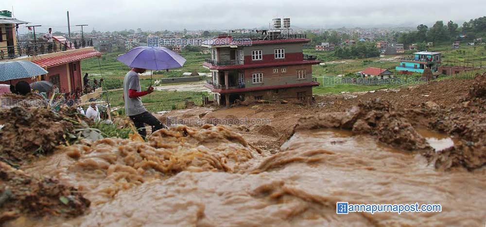 पोखरामा भिषण पहिरो, दुईको मृत्यु : जमिन भासिएपछि त्रास बढ्यो
