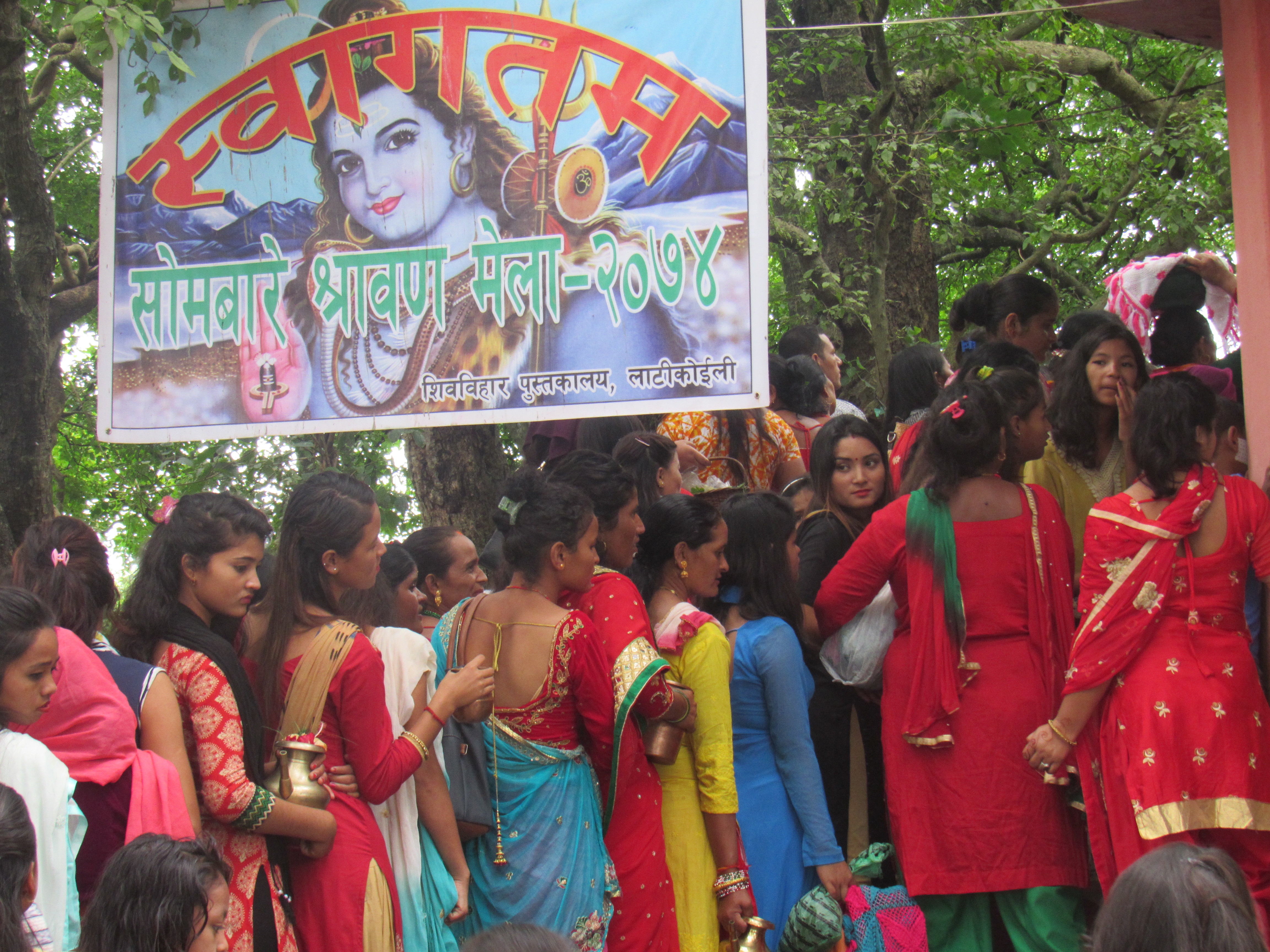 शान्तिका लागी लाटीकोईलीमा हवन गरिदै ।