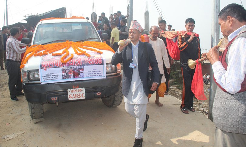 गोरखाबाट हिँड्यो फूलपातीः हनुमान ढोकाको दशैंघरमा भित्र्याइने