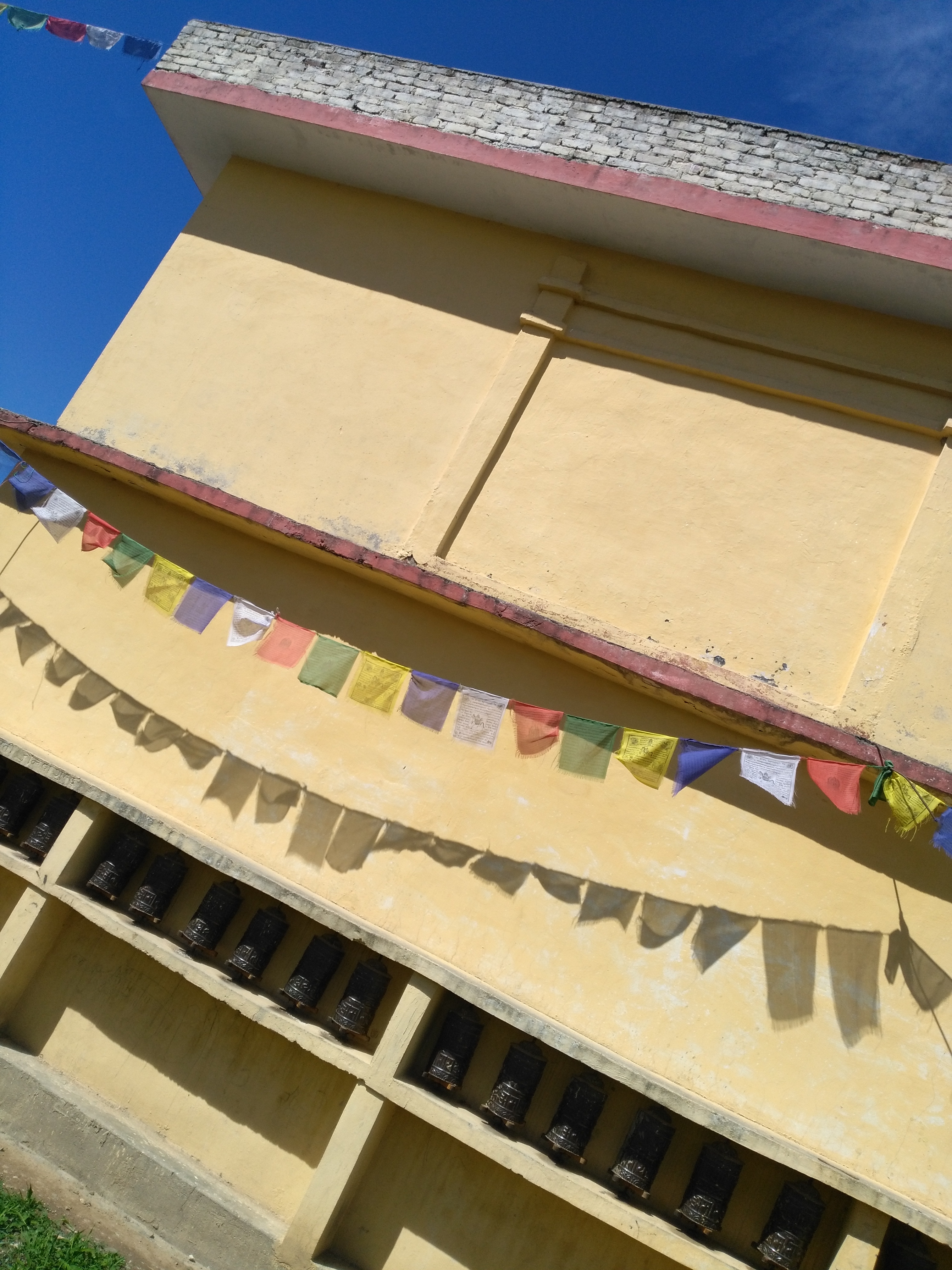 यसकारण घुमाउछन बौद्धमार्गीले मनी