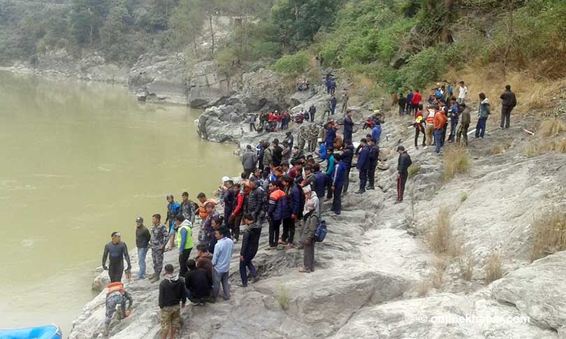 बस त्रिशूलीमा खस्यो, ६ काे मृत्यु