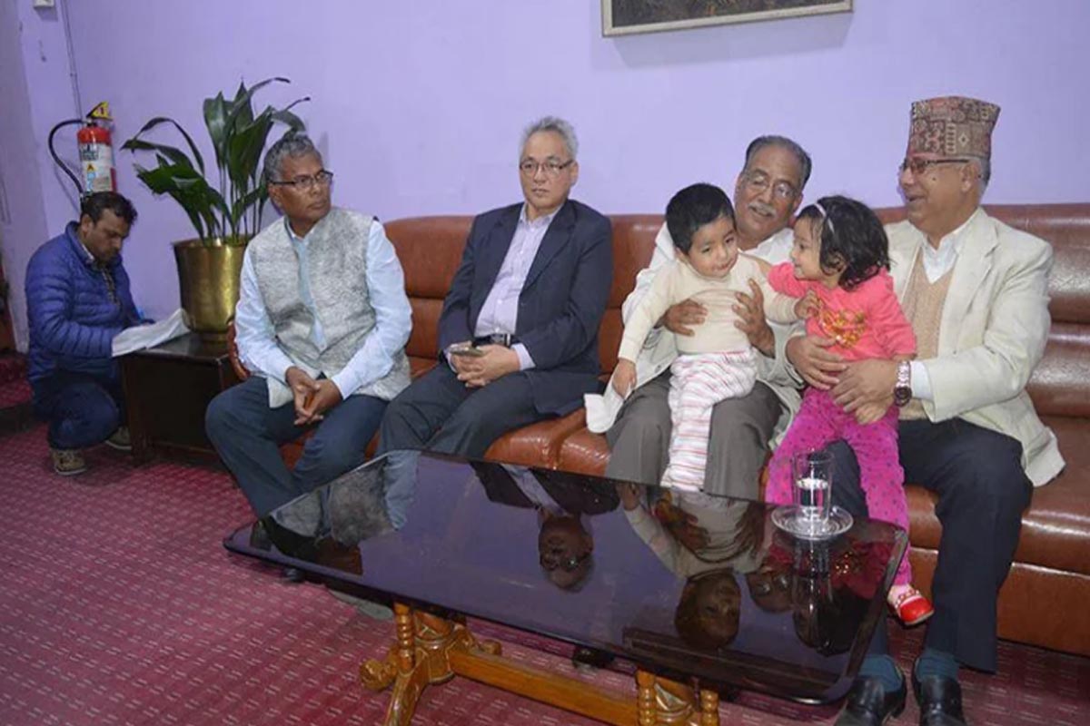 प्रचण्डको काखमा नातीनातिना,शोकाकुल परिवारलाई माधव नेपालको साथ