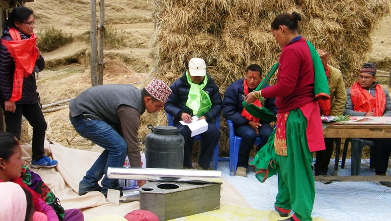 गर्भवती महिलालाई धुवाँ रहित चुलो वितरण