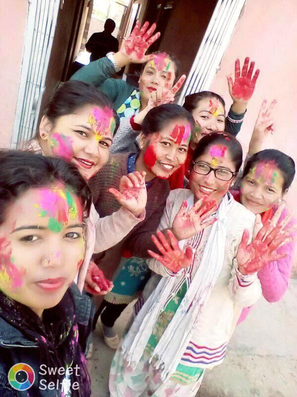 खुसीयालीका साथ मनाइदै होली