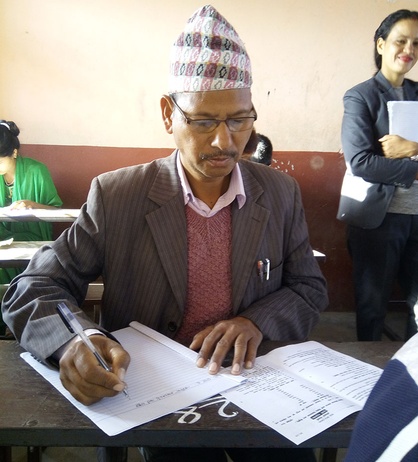 सुर्खेतमा एसइई परीक्षा दिँदै वडा अध्यक्ष