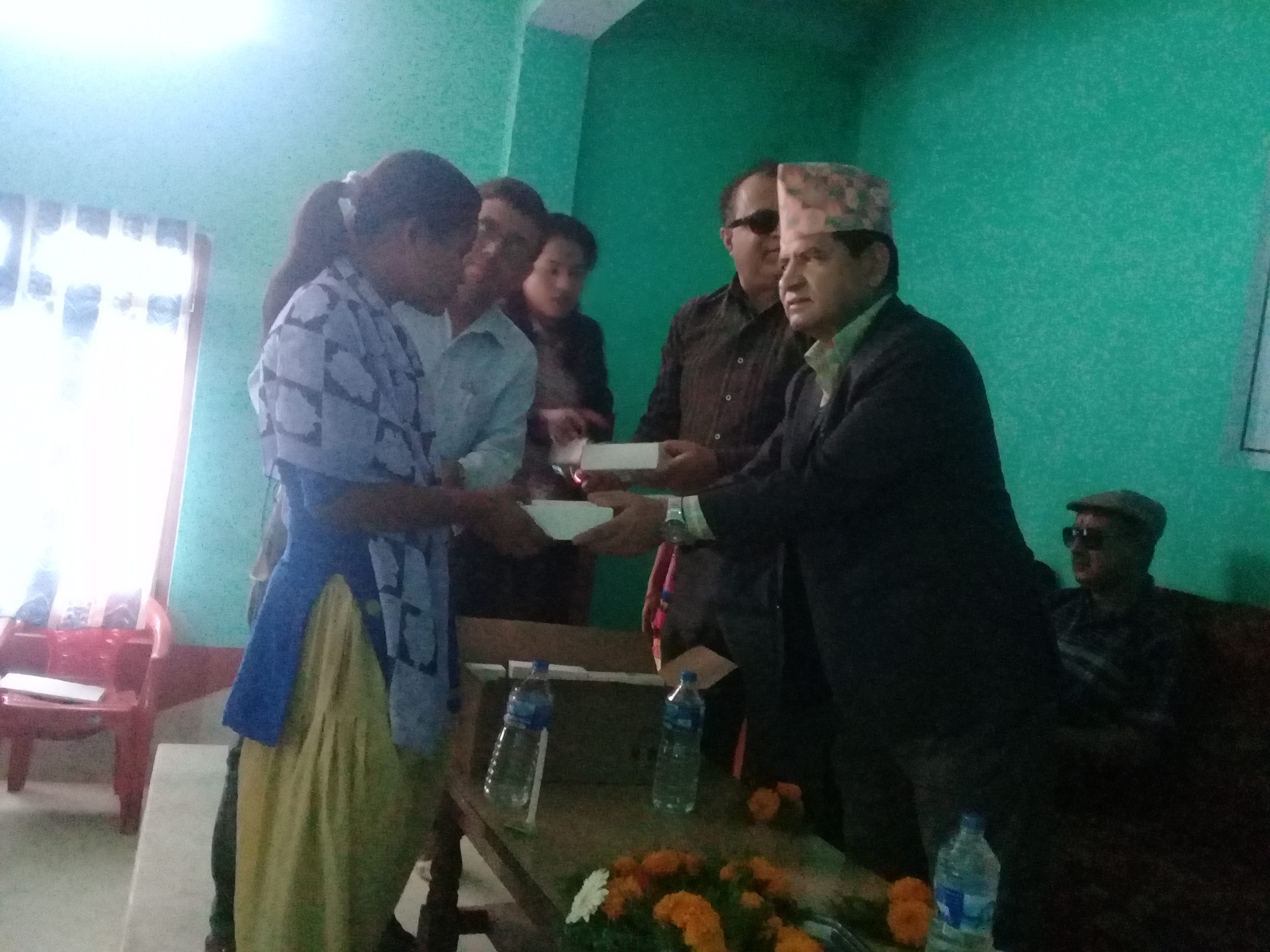 दृष्टिबिहिन विद्यार्थीलाई एन्ड्रोइड मोबाइल हस्तान्तरण