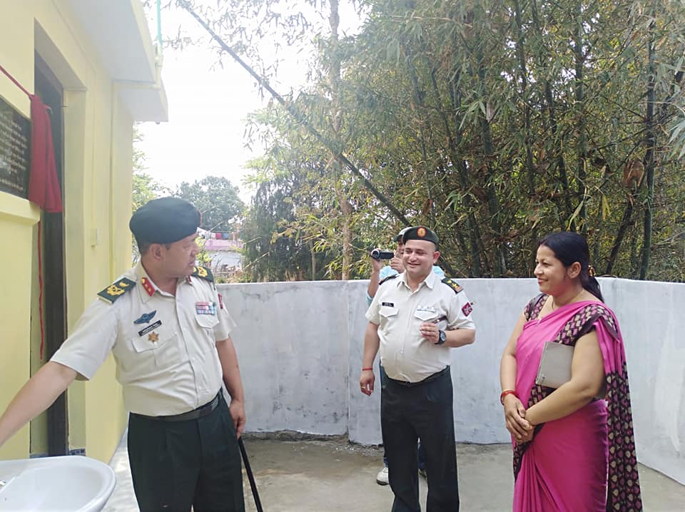नेपाली सेनाद्धारा विद्यालयको शौचालय निर्माण