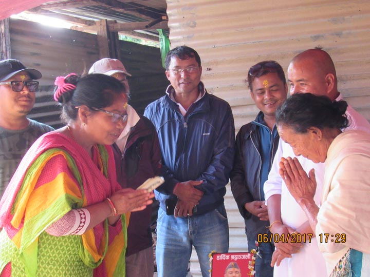 नेवाःदेय्ःदबू जिल्ला कार्य समितीद्वारा संकलित रकम हस्तान्तरण