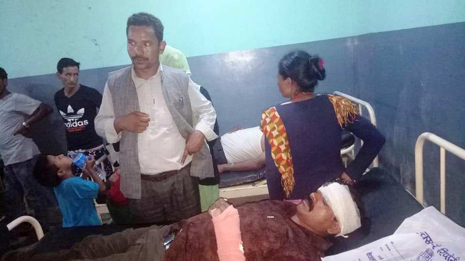 दुर्घटनामा परी जनप्रतिनिधि र कर्मचारी घाइते (उपचारार्थ फोटो सहित)
