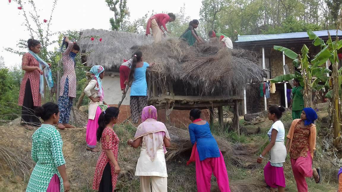 किशोरी हरु अाफै जुटे छाउगाेठ भत्काउन