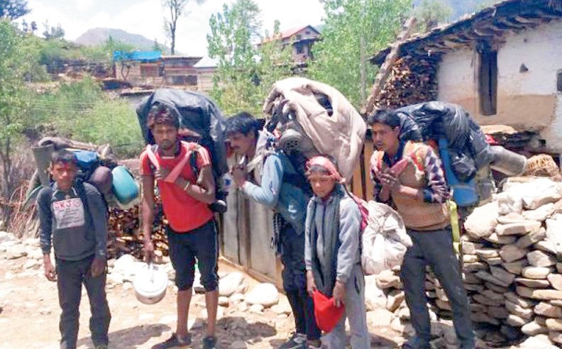 कर्णालीका विद्यालय र गाउँ सुनसान