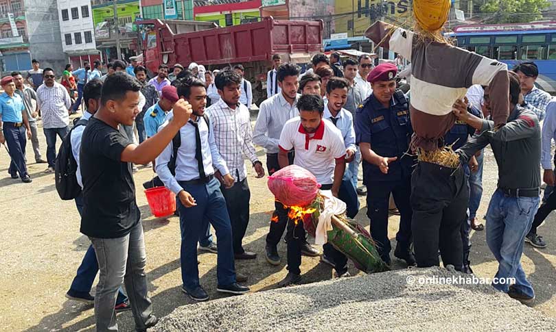 ढुंगेलको सजाय मिनाहा गरेको विरोधमा राष्ट्रपति र प्रधानमन्त्रीको पुत्ला दहन
