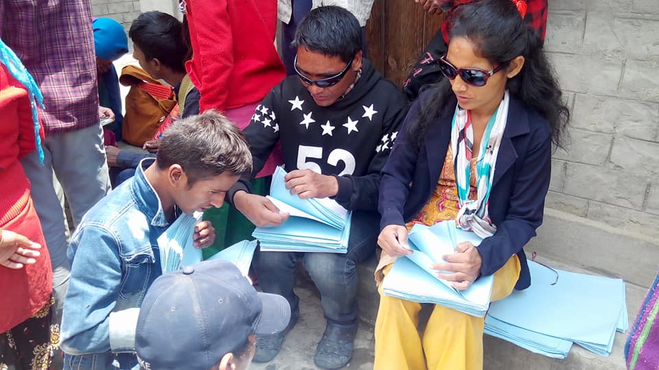 दृष्टिविहिन विद्यार्थीलाई सामाग्री वितरण