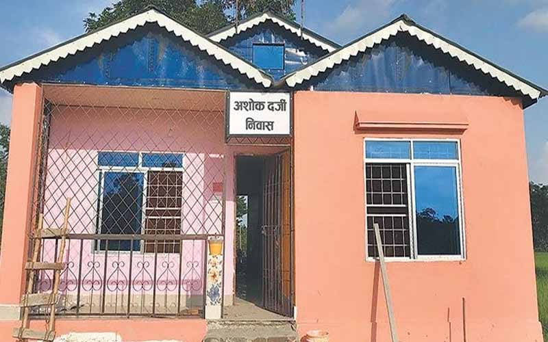 अशोक दर्जीको परिवारलाई घर हस्तान्तरण