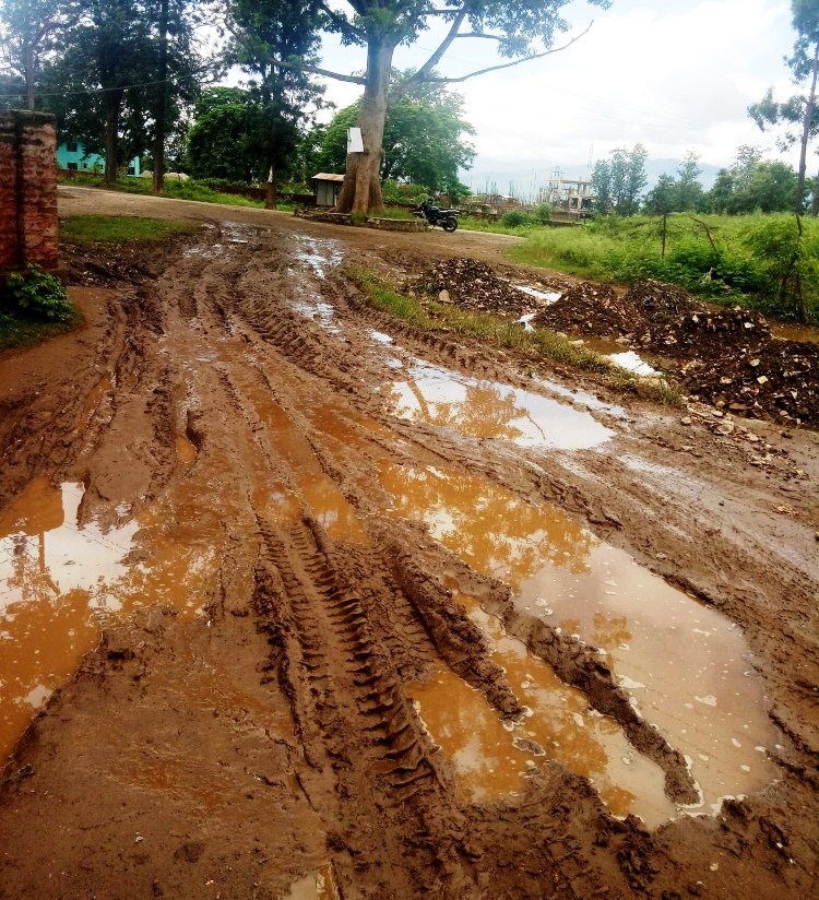 ग्रावेलको सट्टामा फोहोरले खाल्डा पुर्दै