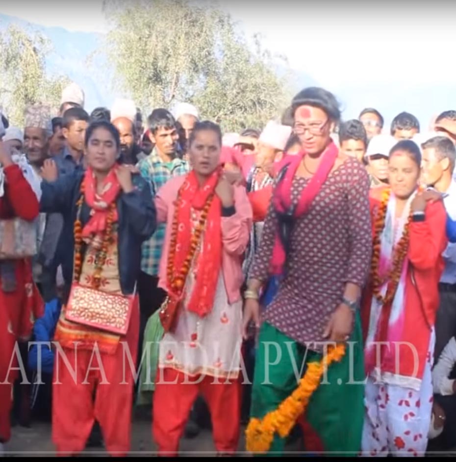 पचाल झरना को देउडा खेल ।