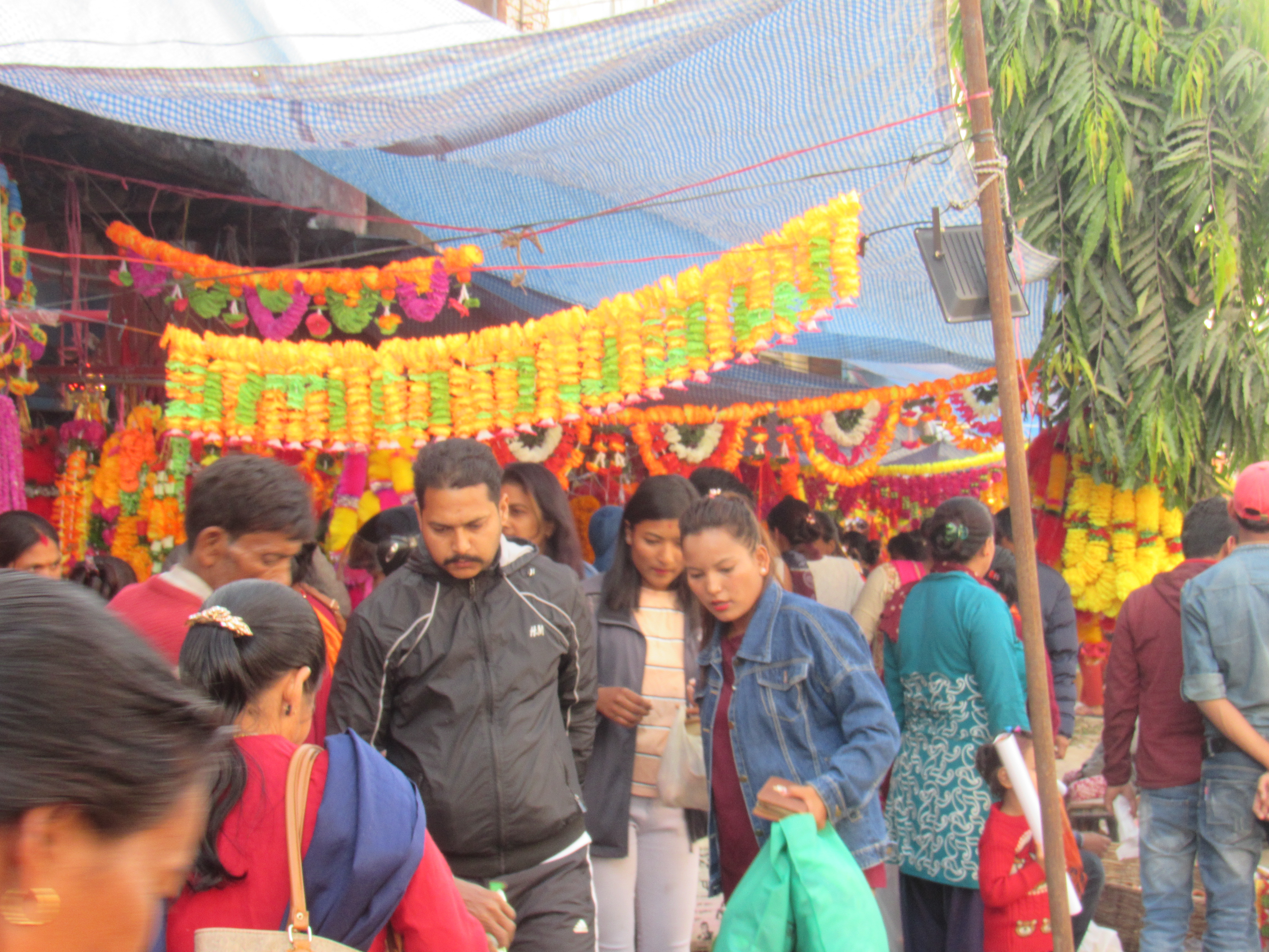 सुर्खेत  बजारमा लक्ष्मी पुजाको दिन सामान किन्नेको घुईचो (फोटो फिचर सहित)