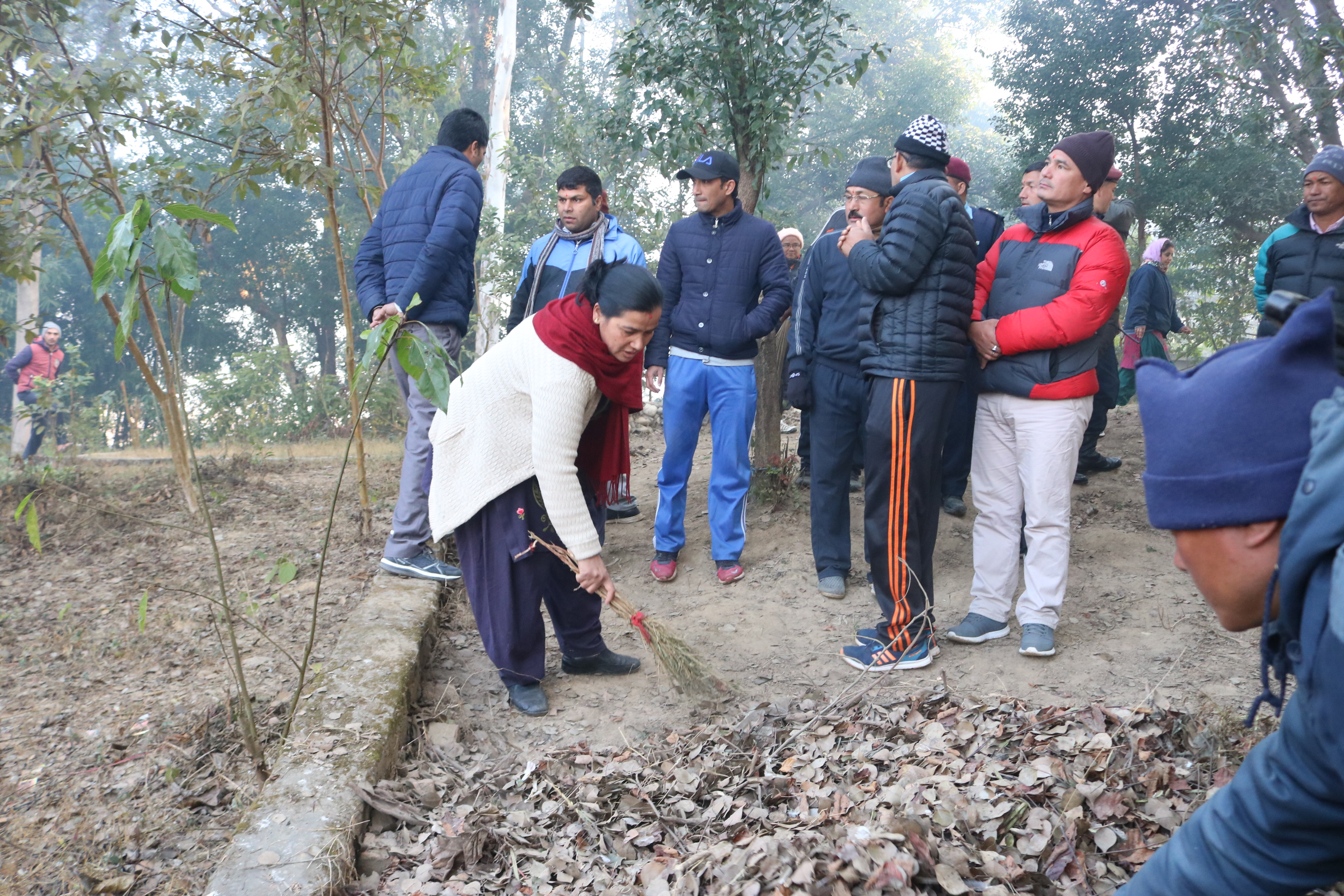 प्रदेश सरकारद्वारा श्रमदिनमा सरसफाई तथा फलफुल वितरण