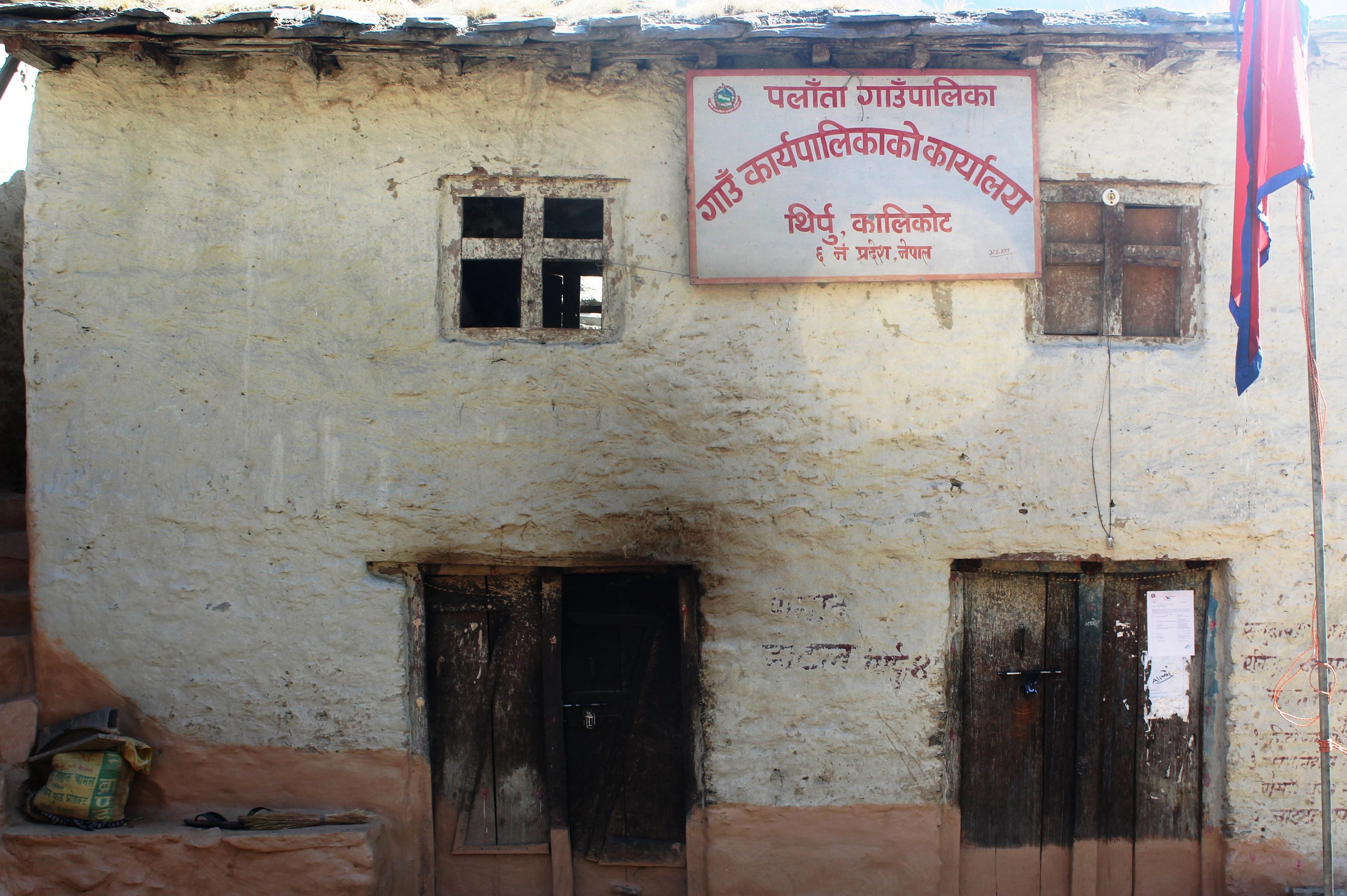 कार्यालय रित्तै कर्मचारी भ्रमणमा