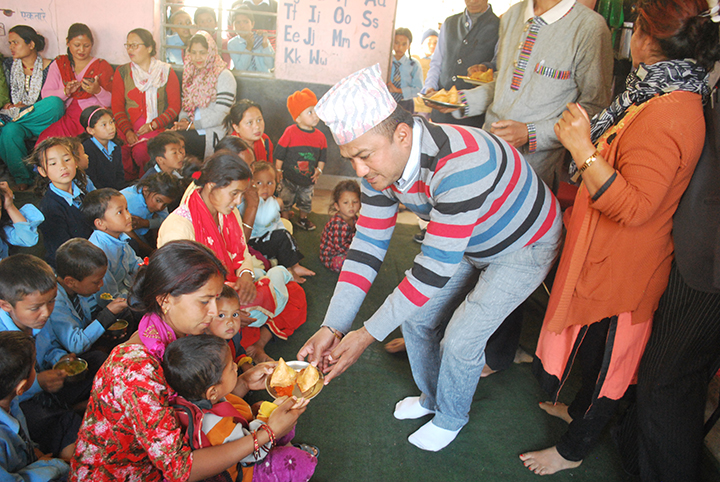 बालबालिकालाई खाजा वितरण कार्यक्रम शुरु