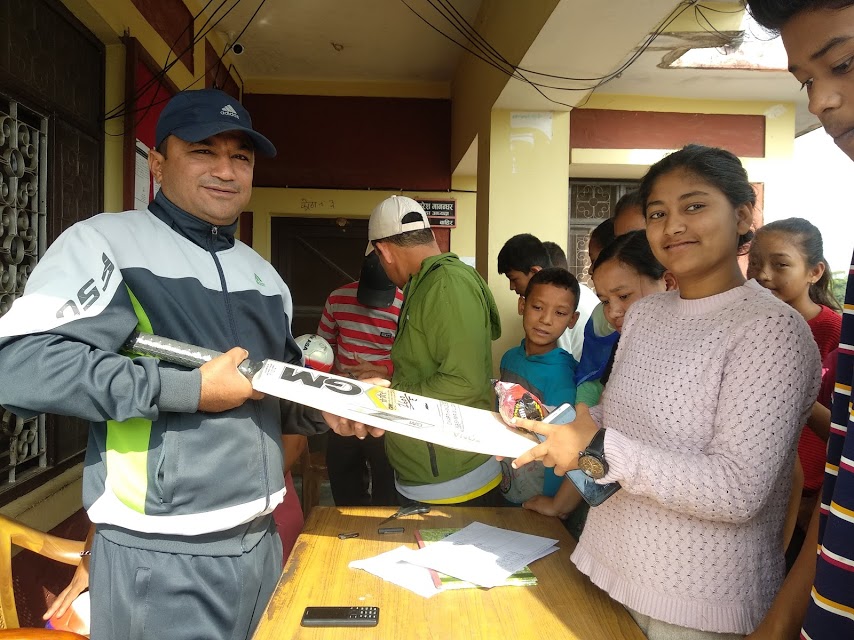 वालवालिकाहरुलाई खेलकूद सामाग्री वितरण