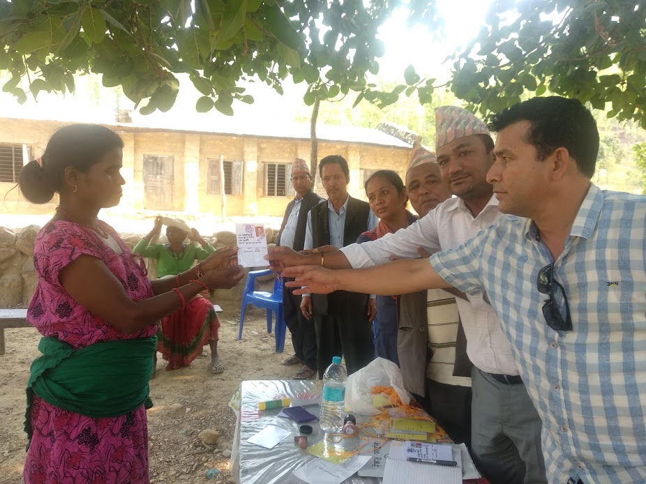 विपन्न परिवारलाई परिचय पत्र तथा आयआर्जनकालागि कुखुराका चल्ला वितरण