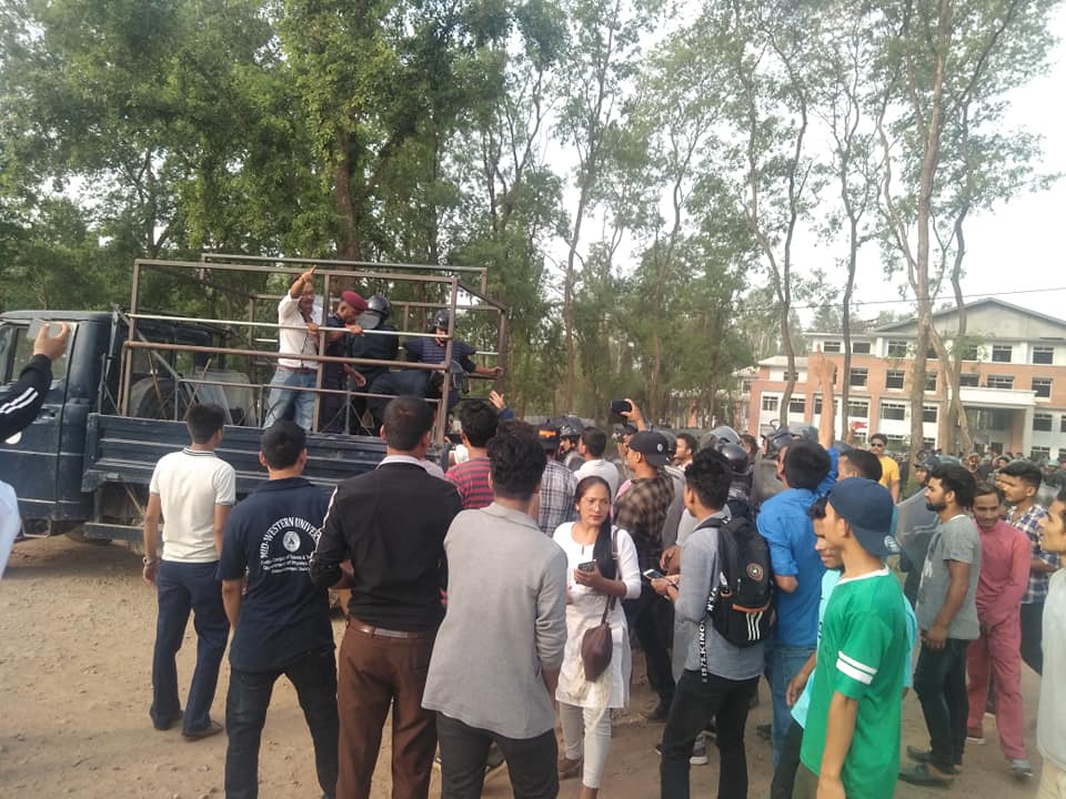 मध्यपश्चिम विश्वविद्यालयमा झडप, १ जना प्रहरी सहित विद्यार्थीहरु घाईते