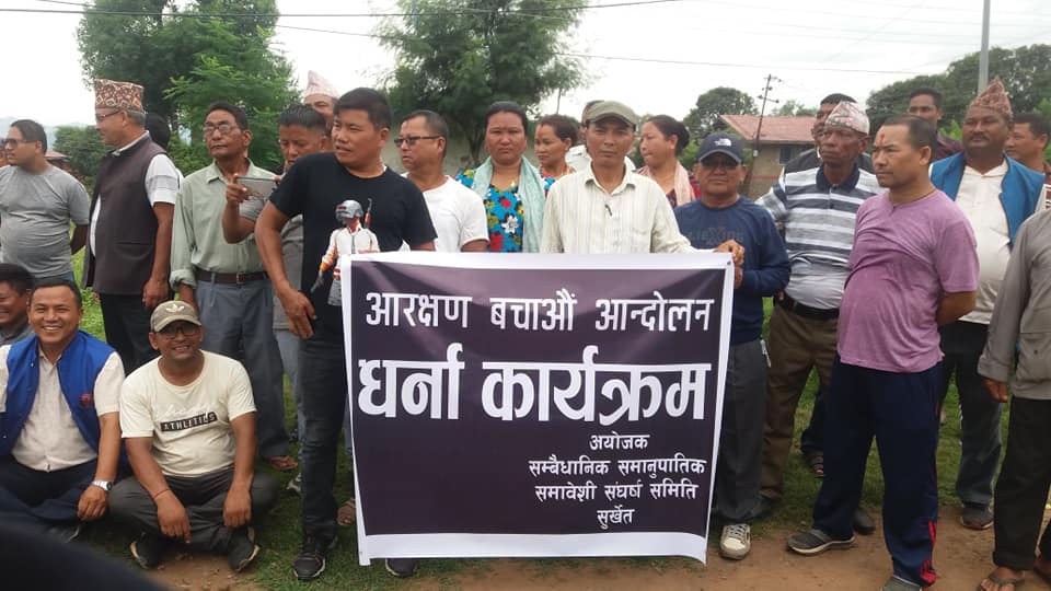 मुख्यमन्त्री निवासमा आधा घण्टा धर्ना