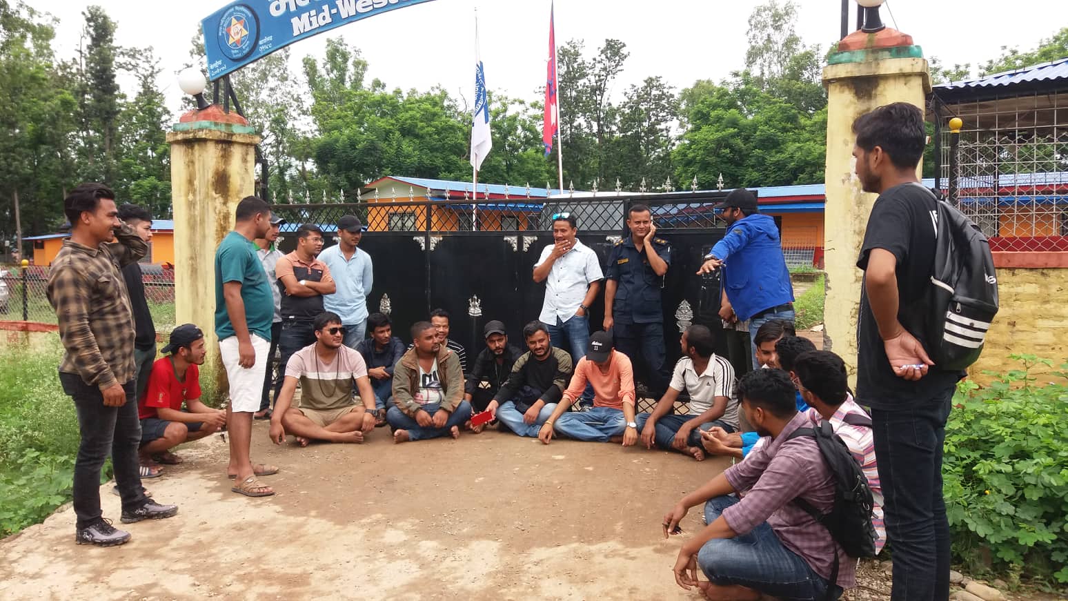 एम यू मा विद्यार्थीहरुको १ घण्टे धर्ना
