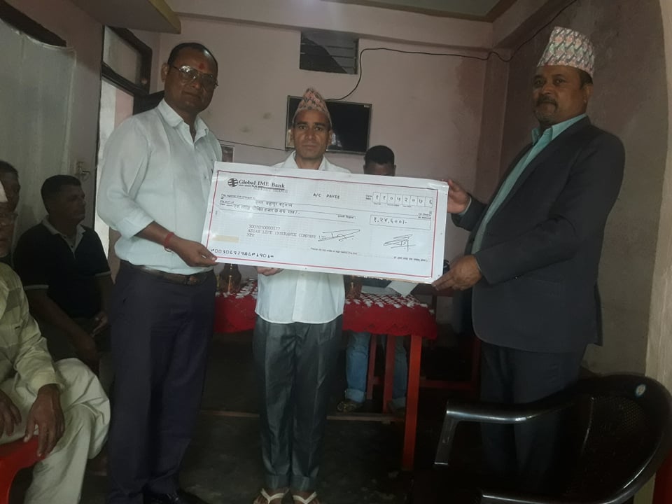 एशियन लाईफ इन्स्योरेन्सद्धारा चेक हस्तान्तरण