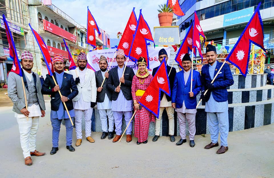 सरसफाइ गर्दै राष्ट्रिय पोशाक दिवस मनाईयो