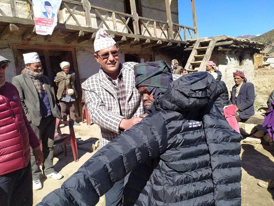 गाउँपालिकाद्वारा न्यानो कपडा वितरण